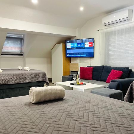Sobe Darko Cindric Hotell Karlovac Exteriör bild